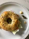 Bagel de gravlax de salmón