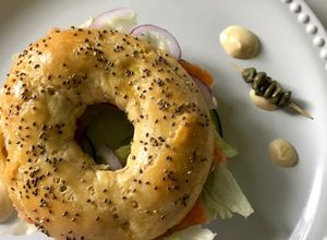 Una foto de Bagel de gravlax de salmón