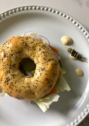 Una foto de Bagel de gravlax de salmón