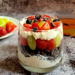 A picture of Muesli yogurt parfaits.