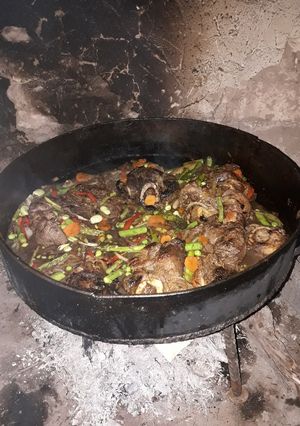 Una foto de Osobuco al vino en disco de arado al fuego 🔥