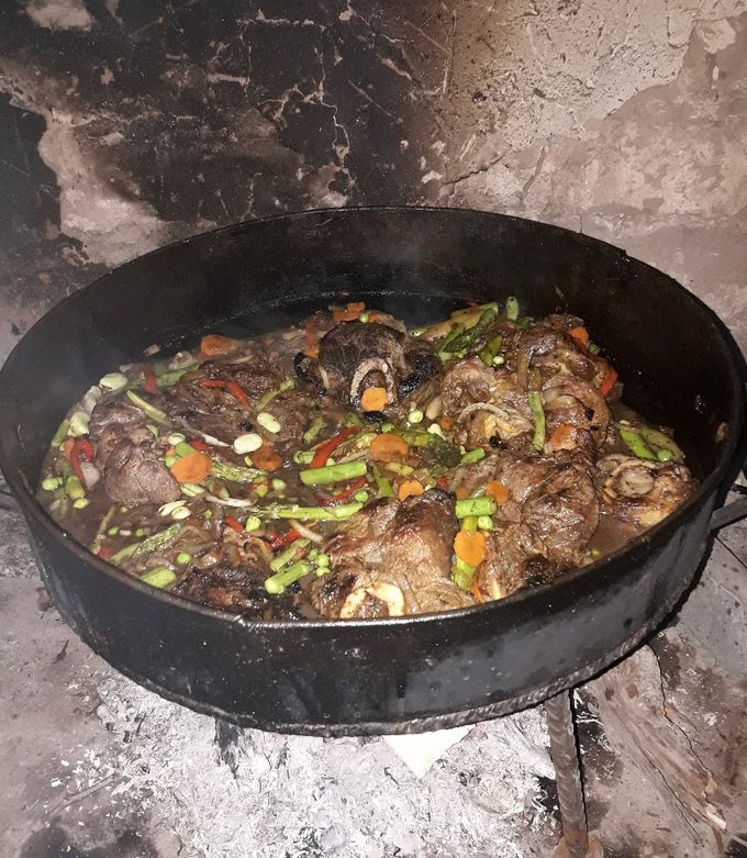 Una foto de Osobuco al vino en disco de arado al fuego 🔥