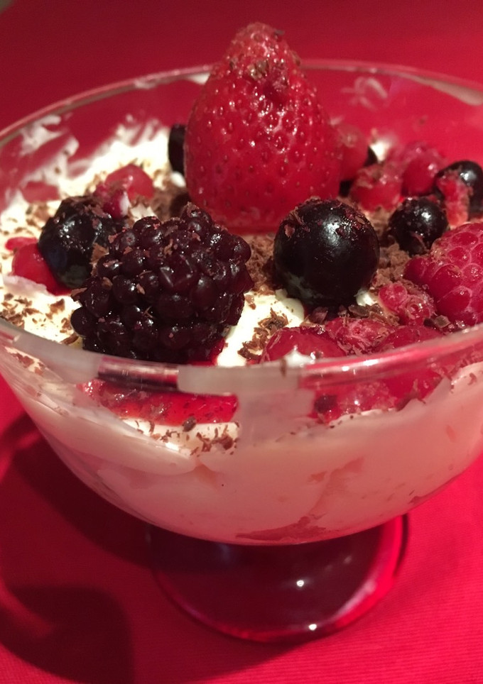 Una foto de Ganache de chocolate blanco y frutos rojos