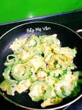 Mướp đắng xào trứng