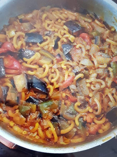 Una foto de Fideuá de verduras