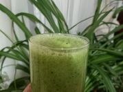 Una foto de batido de manzana con apio