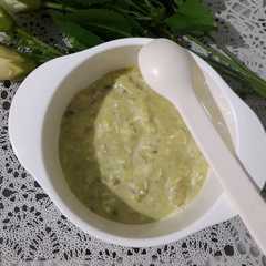 A picture of Mpasi 8 bulan (bubur roti tawar alpukat).
