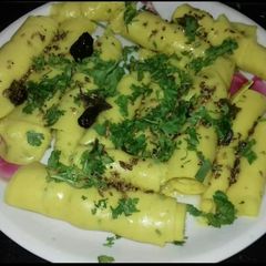 A picture of Khandvi.