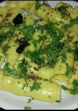 A picture of Khandvi.