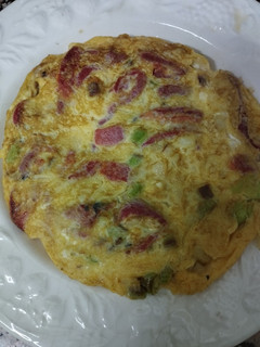 Una foto de Tortilla de ajos tiernos y pimientos asados