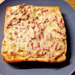 A picture of Lazy 🍕 toast.