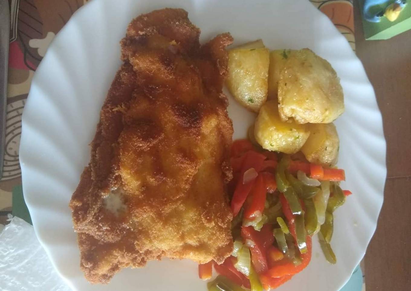 San Jacobo de pollo con papas fritas y salteado de pimiento