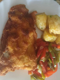 Una foto de San Jacobo de pollo con papas fritas y salteado de pimiento