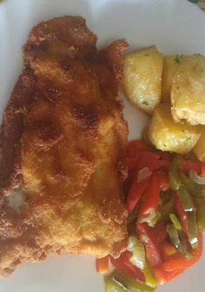 Una foto de San Jacobo de pollo con papas fritas y salteado de pimiento