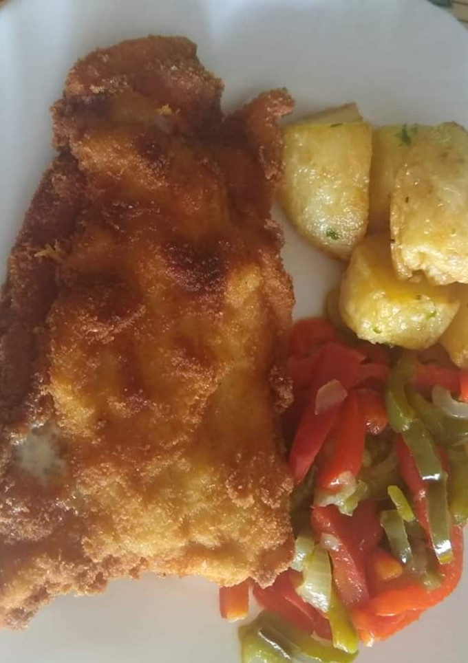 Una foto de San Jacobo de pollo con papas fritas y salteado de pimiento