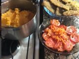 Milanesa con puré mixto y tomates