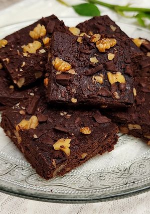 Una foto de 🍫🥑Brownie de palta y cacao 🥑Con nueces y trocitos de chocolate amargo 🥑🍫 Súper chocolatoso