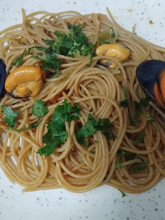 Una foto de 🍝 Espaguetis con mejillones 🐚