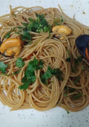 Una foto de 🍝 Espaguetis con mejillones y tomate 🐚