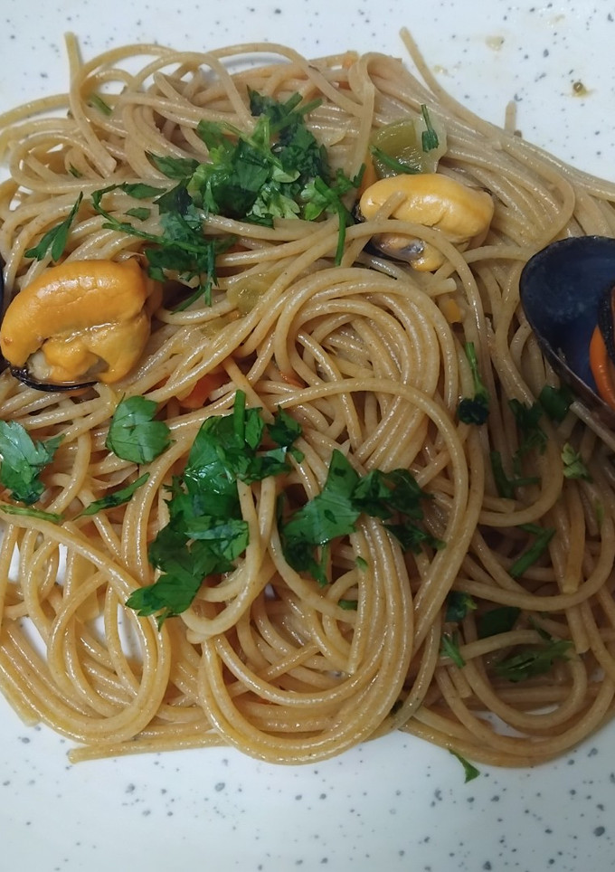 Una foto de 🍝 Espaguetis con mejillones 🐚