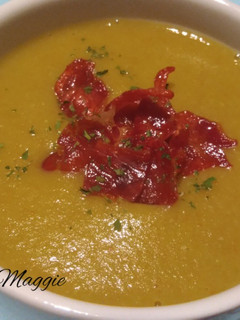 Una foto de Crema de habas con crujiente de jamón