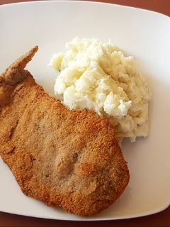 Una foto de Milanesa de carne con puré. #revista