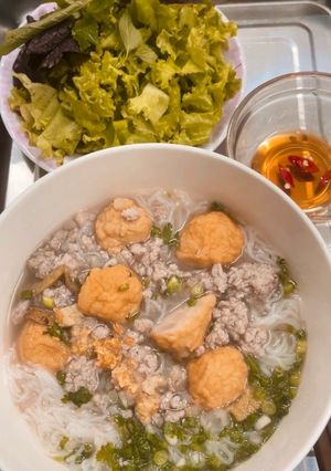 Hình của món Bún sấu với thịt nạc xay và mọc chiên.