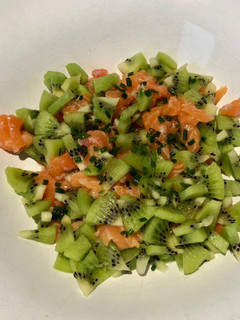 Une photo de Tartare saumon et kiwi