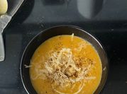 Una foto de crema de calabaza zanahoria y cebolla