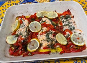 Une photo de Saumon au poivron rouge, aneth et citron