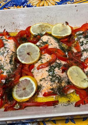 Une photo de Saumon au poivron rouge, aneth et citron