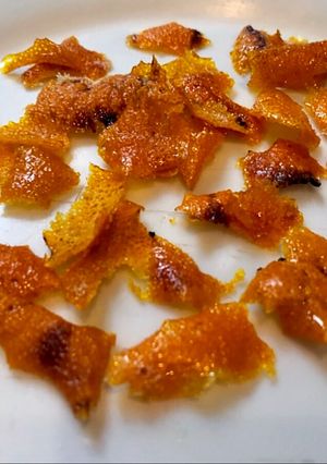 Una foto de Cascaritas caramelizadas y crocantes de naranja sin azúcar al microondas. Receta original de Geri