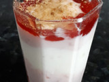 Batido de yogurt y mermelada de fresa
