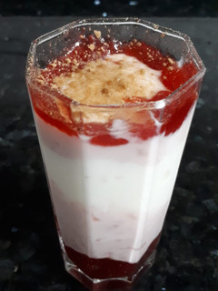 Una foto de Batido de yogurt y mermelada de fresa