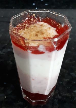 Una foto de Batido de yogurt y mermelada de fresa
