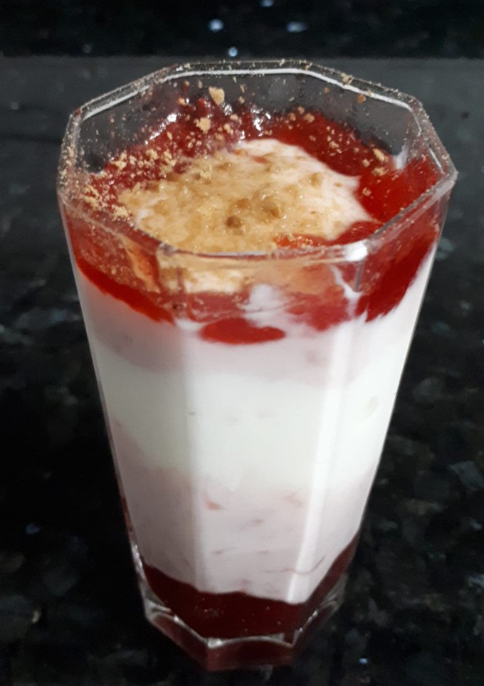 Una foto de Batido de yogurt y mermelada de fresa