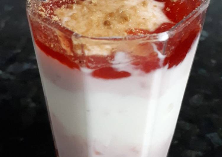 Batido de yogurt y mermelada de fresa