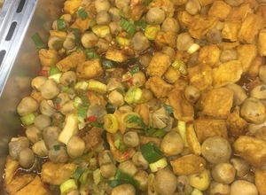 Hình của món Món chay: đậu hủ kho nấm.