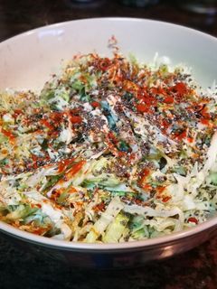 Una foto de Ensalada de col rizada con semillas de chía