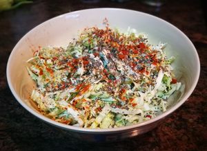 Una foto de Ensalada de col rizada con semillas de chía