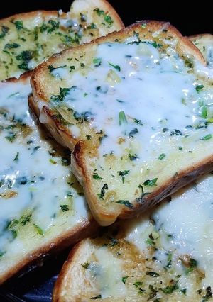 চিজ গার্লিক ব্রেড (Cheese garlic bread recipe in bengali) রেসিপির প্রধান ছবি