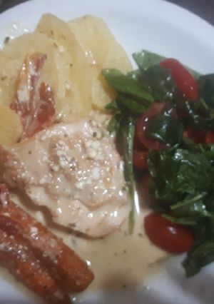 Una foto de Pollo con salsa de Roquefort y tomates deshidratados