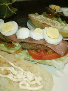 Una foto de Hamburguesa en pan baguette (tipo skrat)