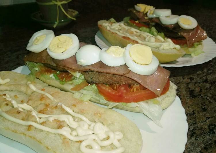 Hamburguesa en pan baguette (tipo skrat)