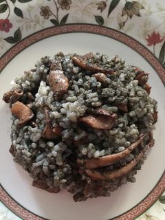 Una foto de Arroz con calamares en su tinta 🍚🐙