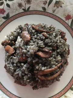 Una foto de Arroz con calamares en su tinta 🍚🐙