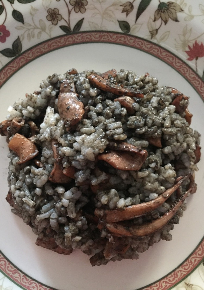 Una foto de Arroz con calamares en su tinta 🍚🐙