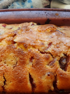Una foto de Budin de polenta y frutillas