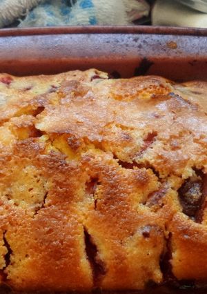 Una foto de Budin de polenta y frutillas