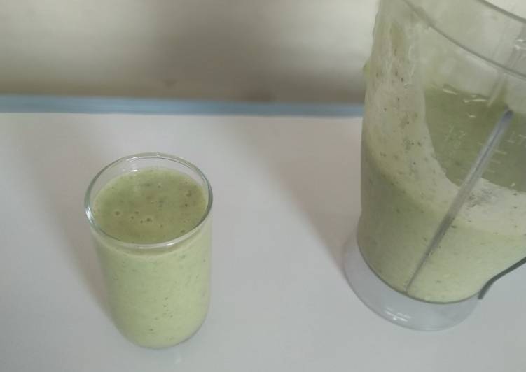 Pineapple-spinach smoothie